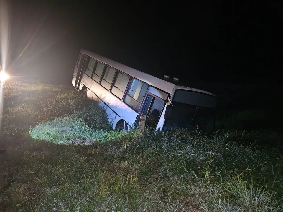 Colectivo despistó en la ruta 16 a la altura de Laguna Blanca