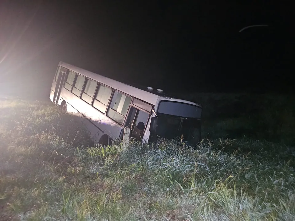 Colectivo despistó en la ruta 16 a la altura de Laguna Blanca