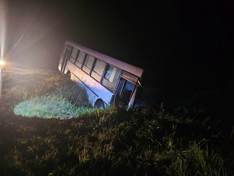 Colectivo despistó en la ruta 16 a la altura de Laguna Blanca