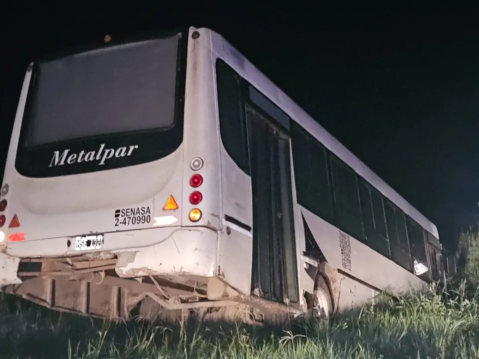 Colectivo despistó en la ruta 16 a la altura de Laguna Blanca