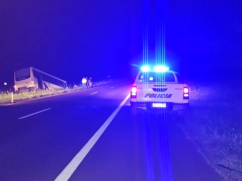 Colectivo despistó en la ruta 16 a la altura de Laguna Blanca