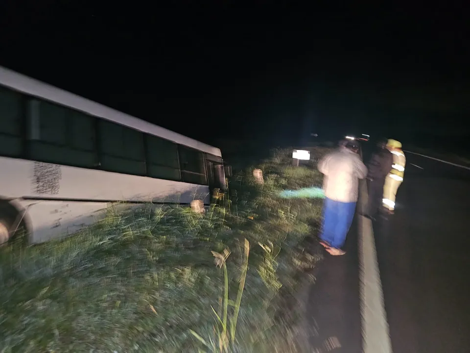 Colectivo despistó en la ruta 16 a la altura de Laguna Blanca