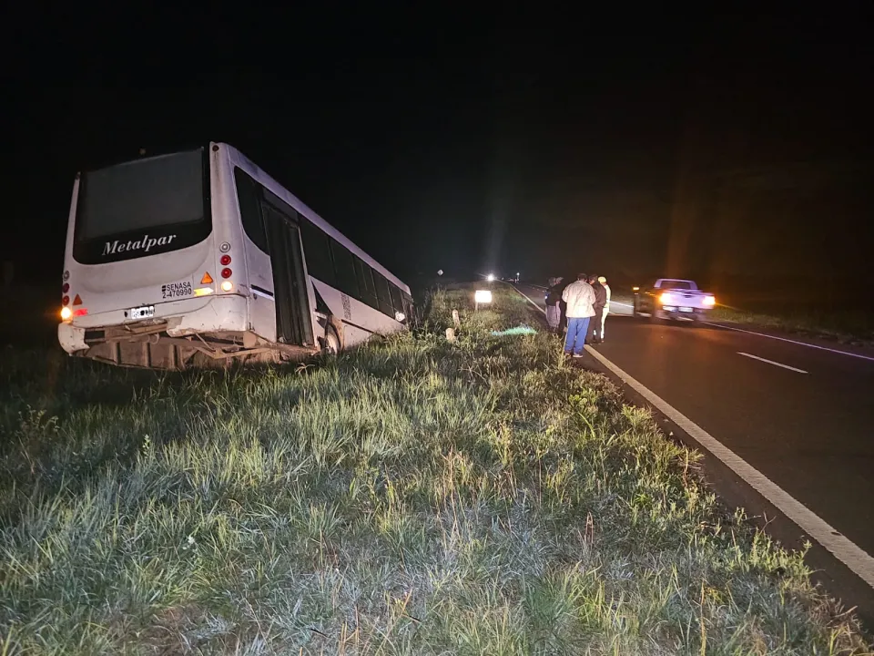 Colectivo despistó en la ruta 16 a la altura de Laguna Blanca