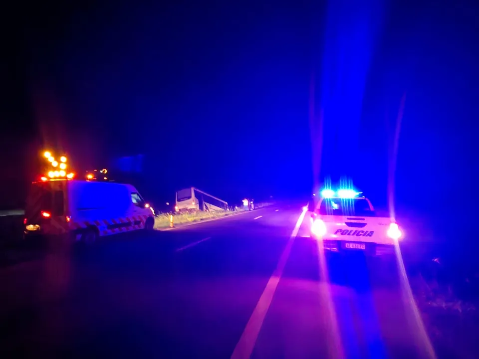 Colectivo despistó en la ruta 16 a la altura de Laguna Blanca