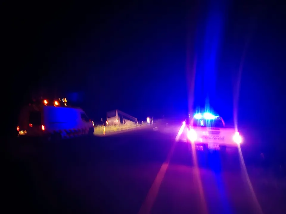 Colectivo despistó en la ruta 16 a la altura de Laguna Blanca