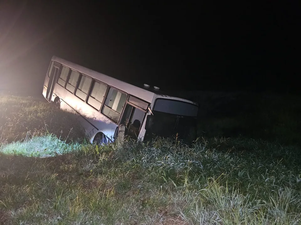 Colectivo despistó en la ruta 16 a la altura de Laguna Blanca