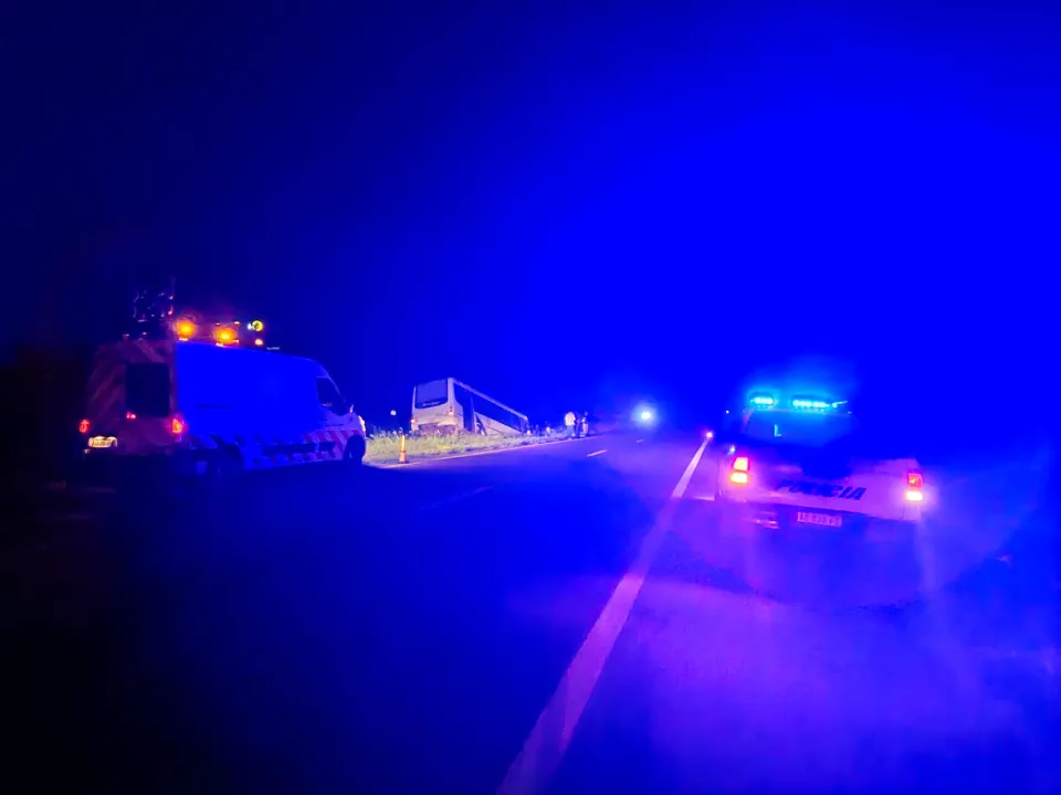 Colectivo despistó en la ruta 16 a la altura de Laguna Blanca